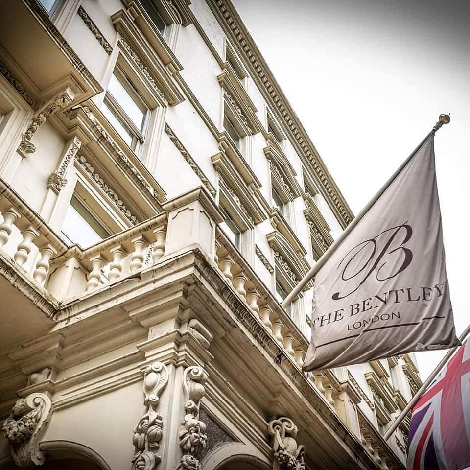 BentleyLondon's tweet photo. #Monday! The start of a brand new week at the Bentley Hotel London! Hope you all have a great week! 😊 Photo: @visualiseweddingphotography
#london #londonhotel #design #building #classicbuilding #flag #thebentleyhotellondon #mondaymotivation #mondaymood #mondayblues #visitlondon https://t.co/KQhQokKRpZ