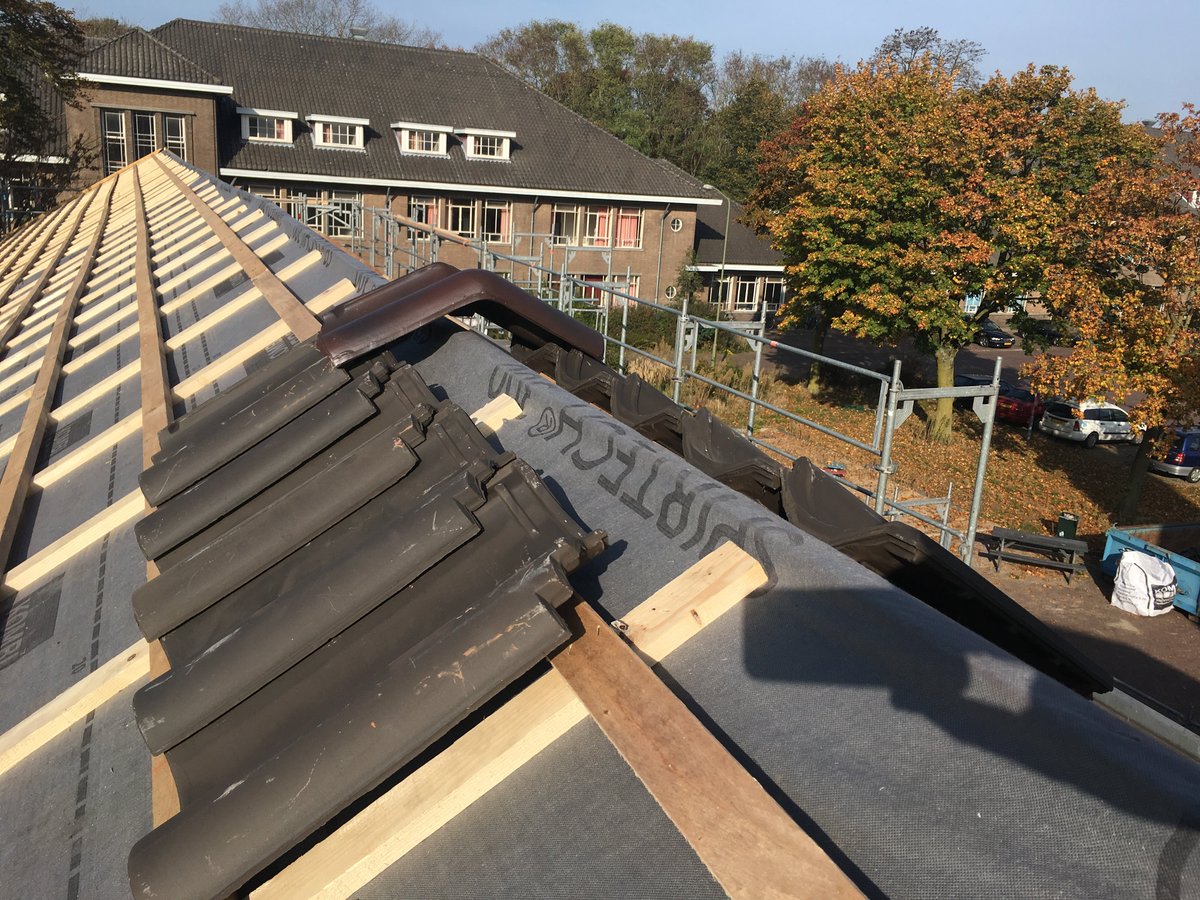 Vorige week gestart met de restauratie van geb. H van Generaal De Bonskazerne te Grave. Het betreft een rijksmonument uit 1939. De eerste pannen worden weer gelegd samen met <a href="/janssenbeugen/">Gebr. Janssen b.v.</a> en onder leiding van @BOEiArnoBoon