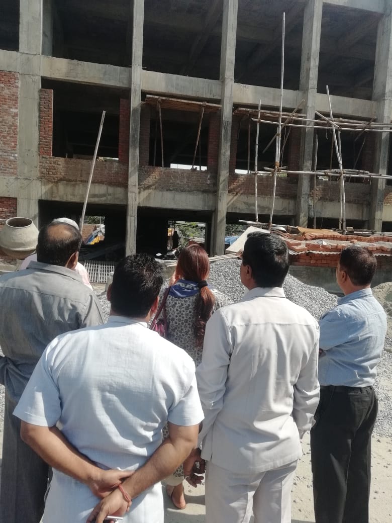 YasminKidwai's tweet image. Morning round in #Jangpura B to check on ongoing work - we are building a community centre for the residents with a parking -will be ready by next year #Constituencyprojects #ConstituencyUpdate @INCIndia #electionpromises