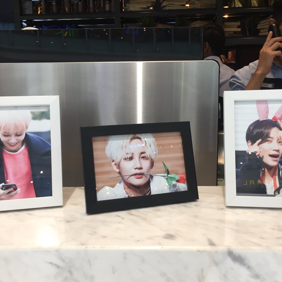 dodyoed's tweet photo. [21.10.2018]

#MY1004Day cup sleeve event by @ForU_Vocal thank you for organizing this event 🌈💜 all the deco 😍♥️ https://t.co/B8lhYc7FoB