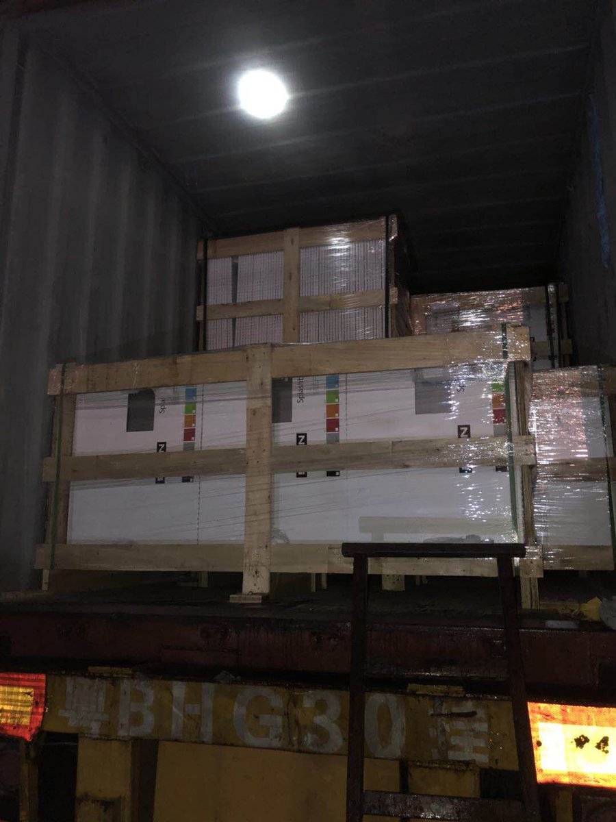 YmGlass's tweet photo. Container Loading https://t.co/AVZ1VTcqVB