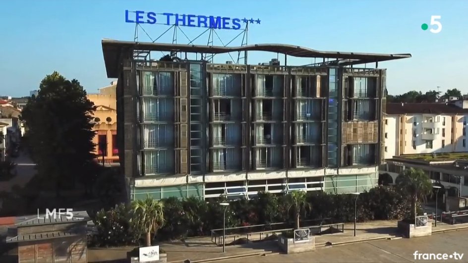 lesthermes_dax's tweet photo. Les caméras de @France5tv #LamaisonF5 se sont posées devant notre établissement pour en apprécier l'architecture Jean Nouvel et illustrer le thermalisme dacquois. Une émission spéciale #Landes diffusée vendredi et à retrouver sur : https://t.co/pWFY05Y10n 😊📺🏠🎥 https://t.co/ZsBf6wnCIC