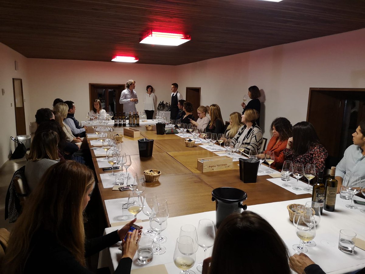 WineCastineiras's tweet photo. Mano a mano con 'il mío cugino' #ValerioVallani desde @FuenteAcena en pleno corazón de la @DORibera dándole al @CRDO_Ribeiro #winelovers #thanks #partnersincrime #winemakers #wineproject https://t.co/ztGYWxxjlr