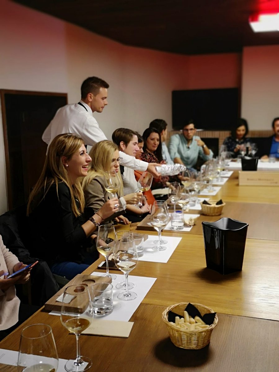 WineCastineiras's tweet photo. Mano a mano con 'il mío cugino' #ValerioVallani desde @FuenteAcena en pleno corazón de la @DORibera dándole al @CRDO_Ribeiro #winelovers #thanks #partnersincrime #winemakers #wineproject https://t.co/ztGYWxxjlr