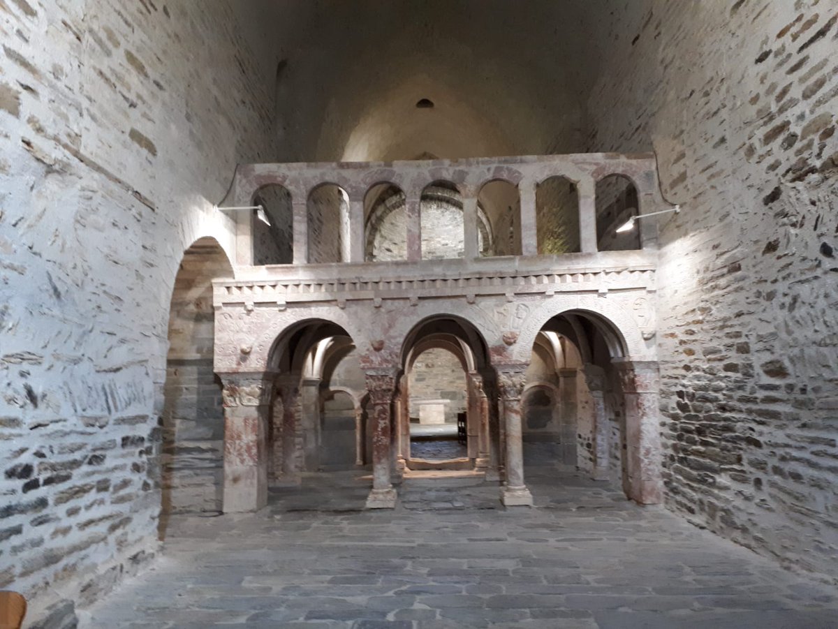 Sílvia Mateu has sent us this great images of the priory of Serrabona, in Conflent, famous for its chapiters and especially its romanesque tribune. Check it out! #monkabulous #spirituallandscapes