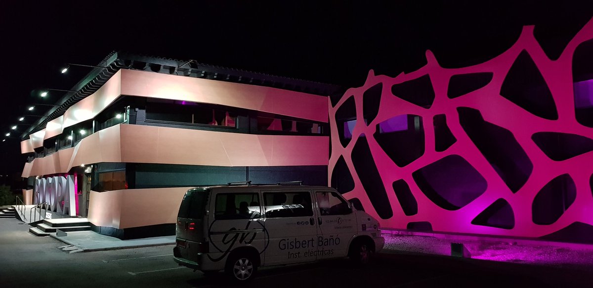 GisbertBanoElec's tweet photo. Por fín luce la fachada creada por @arqdeco en bodegas #bocopa para que podamos admirarla también de noche. #iluminación #led #RGB #electricidad #Villena #soymarcavillena #grupoarqdeco #fachada #decoración https://t.co/sTD46sgeR1