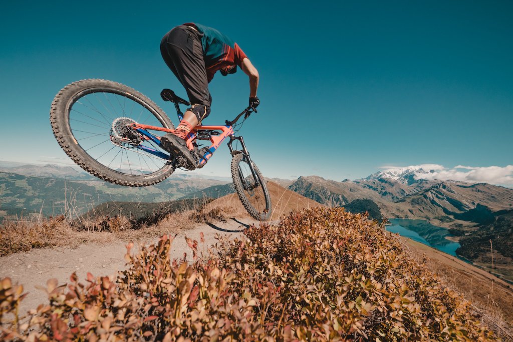 Trying to make an original mtb edit is not an easy thing to do so utilising some tech to assist the creative process is not a bad thing. Kilian Bron combines FPV racing drones to give us this belter!

ride.io/videos/watch-k…