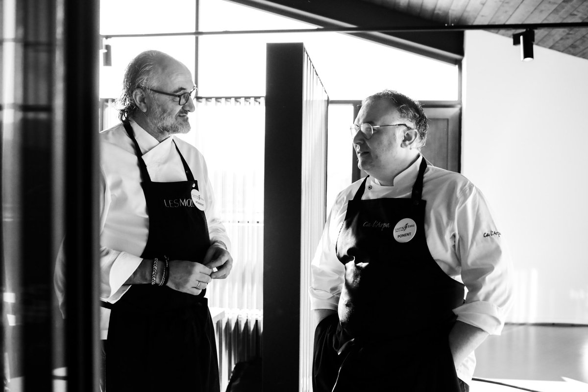 gastroevents's tweet photo. Gran inici del primer #gastroebre amb la sessió inaugural dels cuiners amb estrella Michelin ✨ Jeroni Castell de @LesMoles i Pere Arpa de @calarpa
-
📷 @gemmartz 
📲https://t.co/JUHzyHa8zX
#gastroebre2018 #terresdelebre 
@DODeltadelEbre https://t.co/BfhGd6x8dm