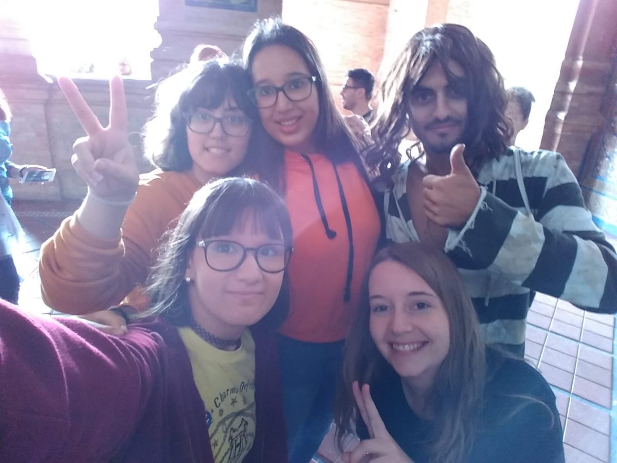 Saray_NC's tweet photo. Equipaso #Hufflepuff #AndReadercon2018 https://t.co/4TUGectrY0