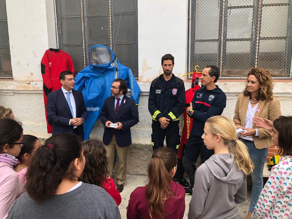 fremm_es's tweet photo. Broche de oro a la Semana de la Prevención Contra #Incendios, con 1.500 escolares y mayores de Archena, que han conocido la conveniencia de utilizar detectores de humo, tal y como les ha explicado Francisco José Carvajal, presidente de #ADEIM-FREMM. @fremm_es @RM_Presidencia https://t.co/66IhiRI7Bq