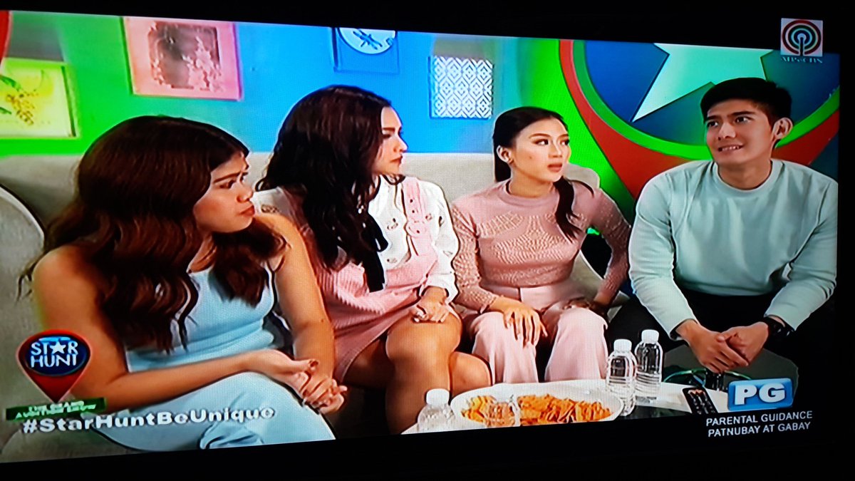 CChinita1's tweet photo. Super cool and fun hosts @prinsesachinita with Alex, Melai and Robi!! ⭐⭐⭐ #StarHuntBeUnique https://t.co/zCnHXyOupa
