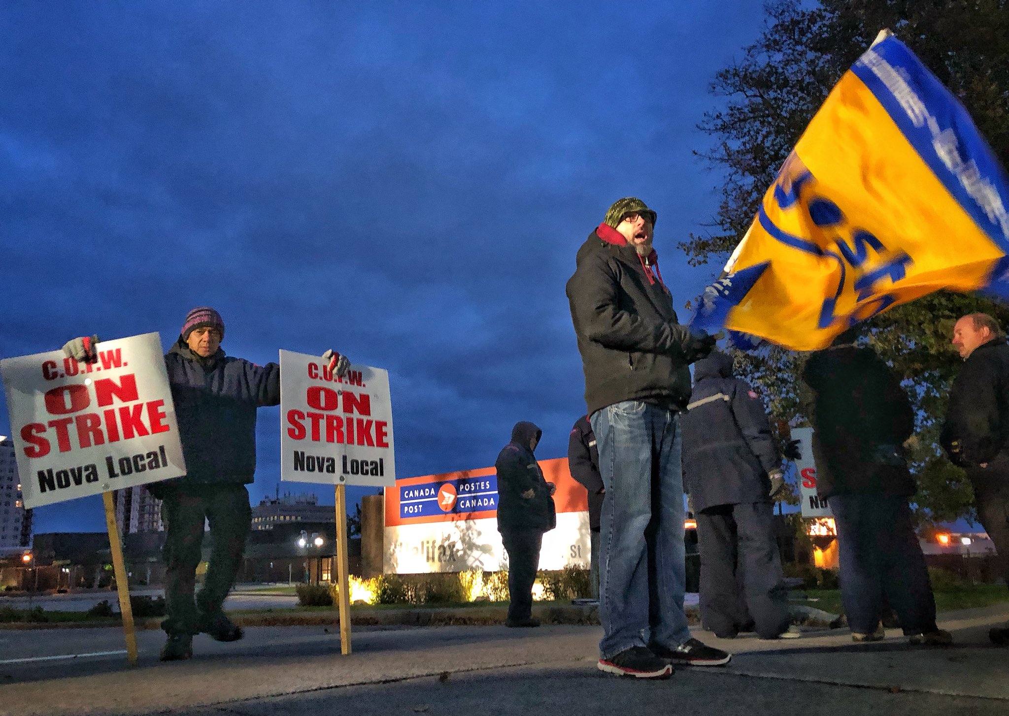 Brett Ruskin on Twitter "Canada Post workers on the picket lines in