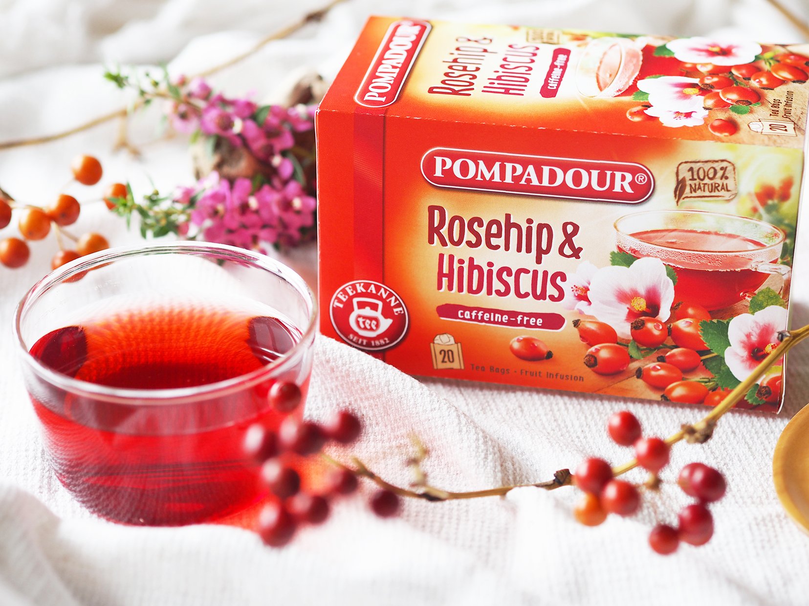 ポンパドール ハーブティー 公式 リニューアル7種ご紹介 ローズヒップ ハイビスカス 爽やかな酸味の赤いハーブティー 実はローズヒップには酸味はありません 赤色もハイビスカスの色です ヒップ はお尻ではなく 古英語のhiopa 野ばらの実 が