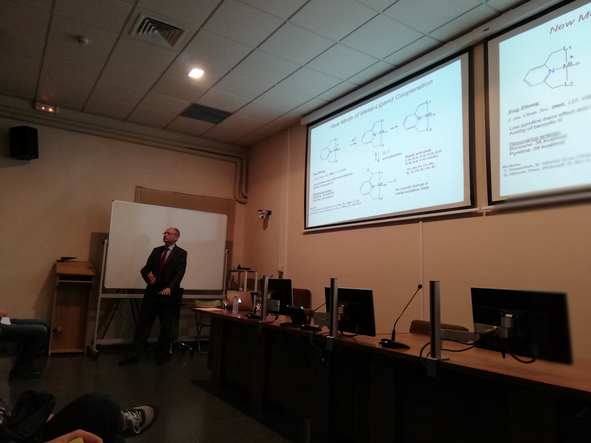 NanoChemBio's tweet photo. Plenary talk of Prof. #DavidMilstein from @WeizmannScience institute talking about his amazing contribution to #Greencatalysis   during the  I Workshop in Advanced Chemistry  organised by the Excellence unit of Chemistry of the UGR @UGRinvestiga in the @fcienciasugr @CanalUGR https://t.co/CdD44LhE1n