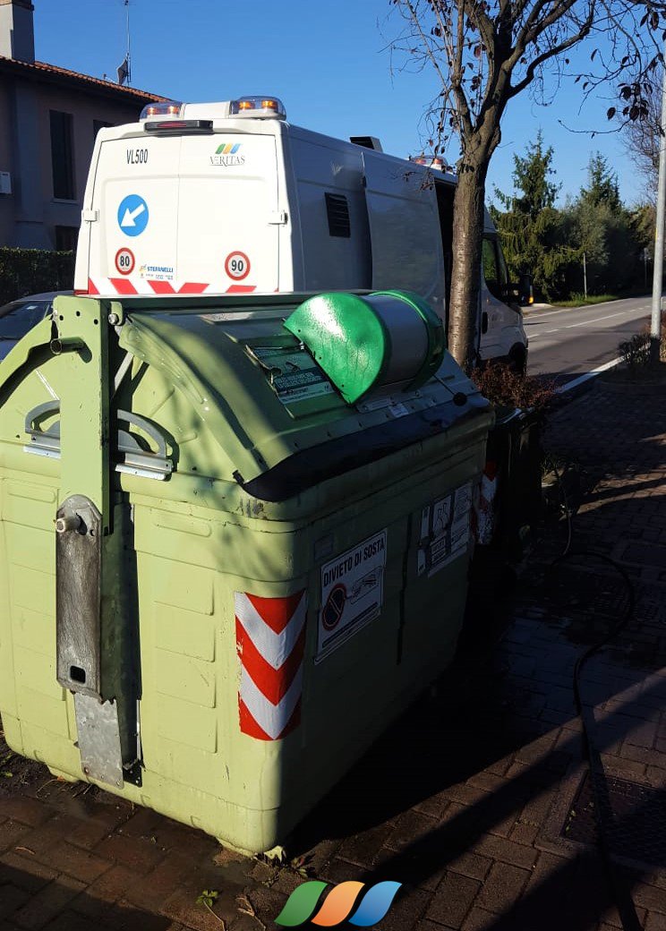 GruppoVeritas's tweet photo. #Pulizia dell'#isolaecologiga di #ViaAsseggiano a #Zelarino. #Mestre #lavaggio #cassonetti #raccoltadifferenziata #riciclo #ambiente #differenzia #differenziata #ilovericiclo @comunevenezia @CMVenezia https://t.co/JSF4CLvQY6