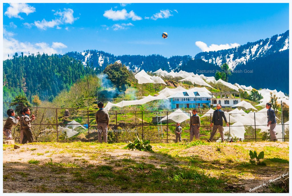 MyBioscope's tweet photo. School kids, in Thanedhar, playing handball against the backdrop of apple orchards &amp; Himalayas.
India’s first apple tree was planted in Thanedhar.
April, 2014.
Instagram: maneeshgoal

#HimachalPradesh #Himachal #Shimla #landscapephotography #streetphotography #Himalayas @hptdc https://t.co/oBMkfRZdZO