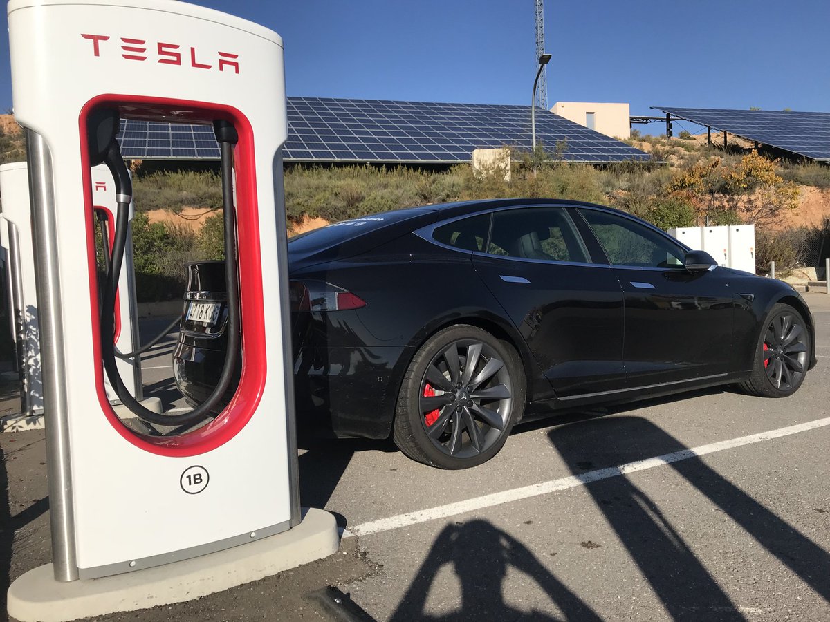 motorkelectrico's tweet photo. #motorkelectrico vuelve a la carretera para hacer #electroturismo Seguro que más de un@ sabe cuál es este #supercharger Quién lo adivina?? 🤔🤔🤔🔎🔎 @ClubTeslaES #Tesla  #cocheseléctricos #MovilidadEléctrica #MovilidadSostenible #teslamodels #P100D https://t.co/UuCfxXZ0yA