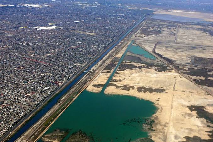 Amigos, tuiteros todos... Hoy debo hablarles en hilo, del LAGO DE TEXCOCO, porque ya resulta insultante la gran cantidad de tonterías que se dicen al respecto, y parece que nadie está dispuesto a explicarles la verdad, hasta hoy. Comenzaré diciendo, que tal lago, NO EXISTE.