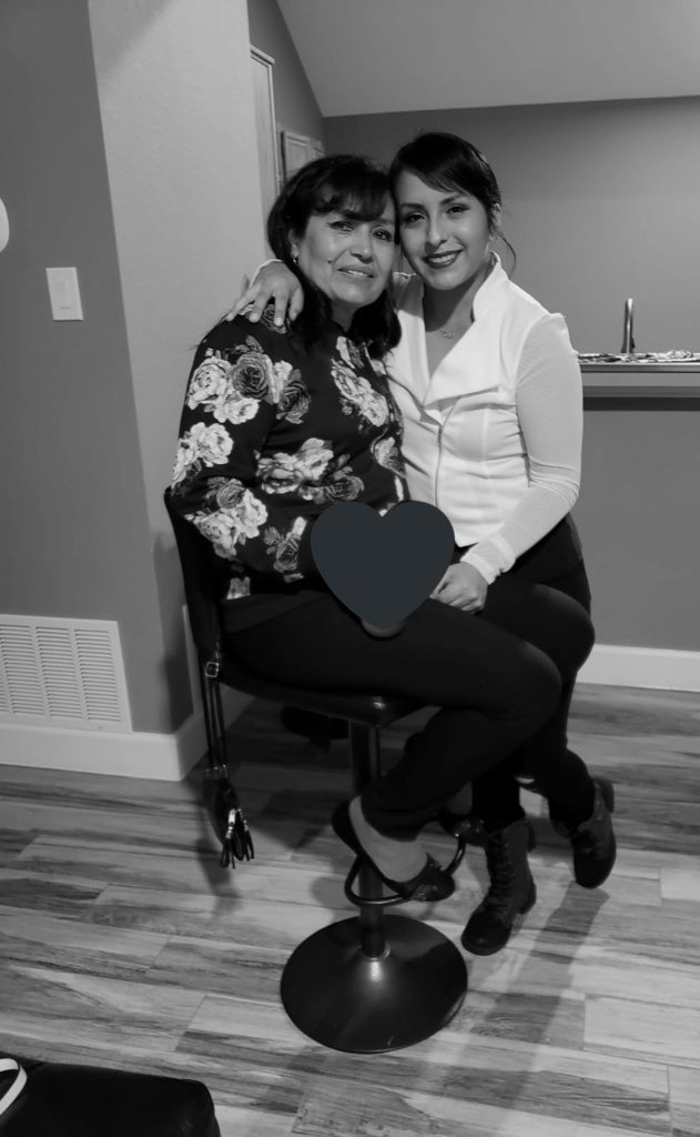 AVOGRAY's tweet image. Today  Tuesday selfie is with my beautiful Mom, this was taken on my birthday 1 week half ago when my sister flew my mom all the way from Peru to Texas for my birthday 😭 it was the most amazing day ever. Happy almost tuesday❤️
#tuesdaySelfie 
@EthanDolan @GraysonDolan