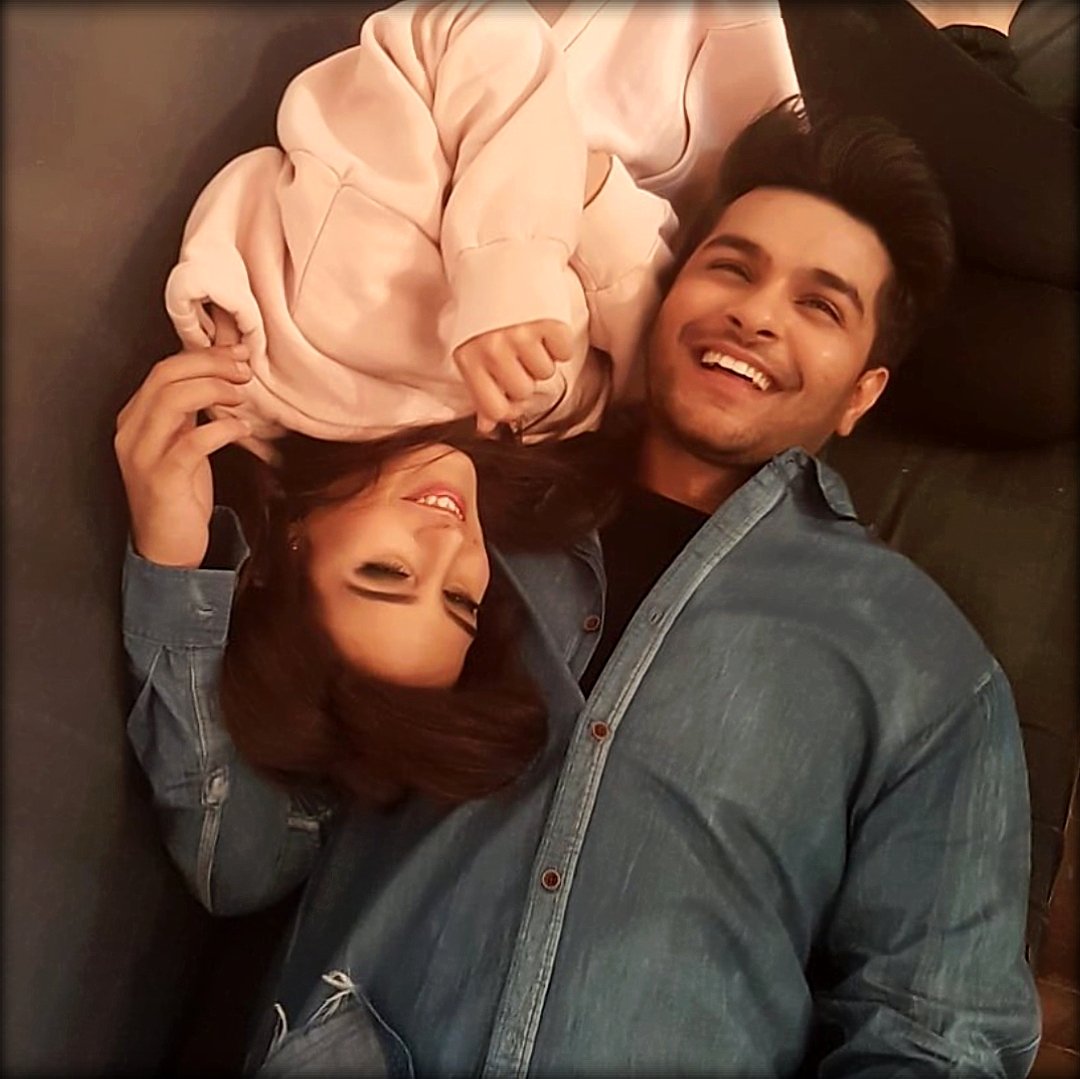 AsimLovers's tweet photo. Cuties!😍❤ https://t.co/aOvE5WbLa5