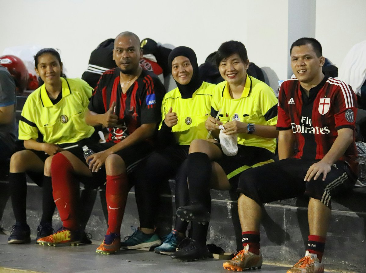 #FunFootball semalam with <a href="/magliamilanindo/">Maglia Ac Milan</a> sebelum <a href="/gigiodonna1/">Gigio Donnarumma</a> kerasukan bandar 😁 #PSKelilingDunia #DerbyMilano #ForzaMilan