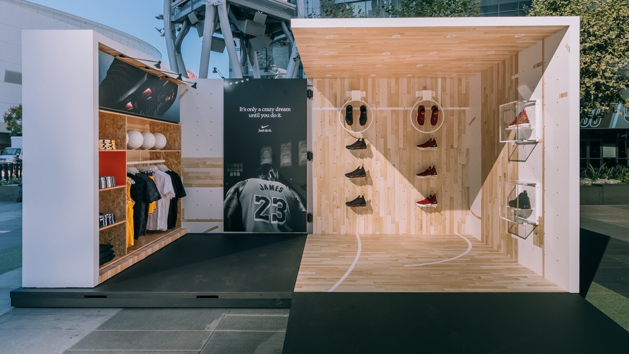 Front Office Sports on X: Foot Locker x Nike The two brands have teamed up  to deliver “House of Hoops Courtside”, a pop-up shop that will appear at  key locations throughout the