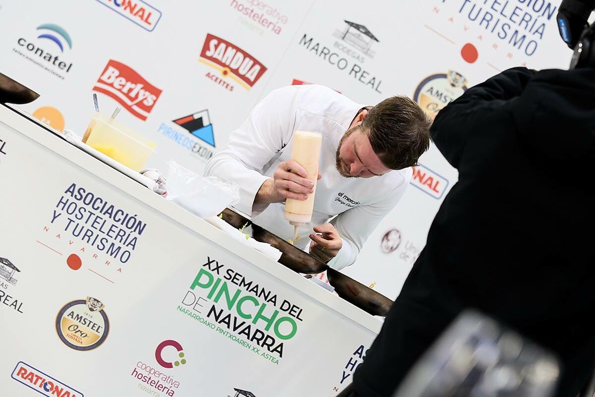 hostnavarra's tweet photo. 👏🏼🔝MUY FELICES porque @hostnavarra  será homenajeada por la labor de dos décadas de la @semanadelpincho de #Navarra en el XIII Campeonato de Pintxos  #AmstelOro  · Euskal Herriko XIII Pintxo Txapelketa. 🍢🍡
👉🏽 Noticia completa: https://t.co/ukk9DjUVSZ
#SemanaDelPincho https://t.co/kIaLknbSxc
