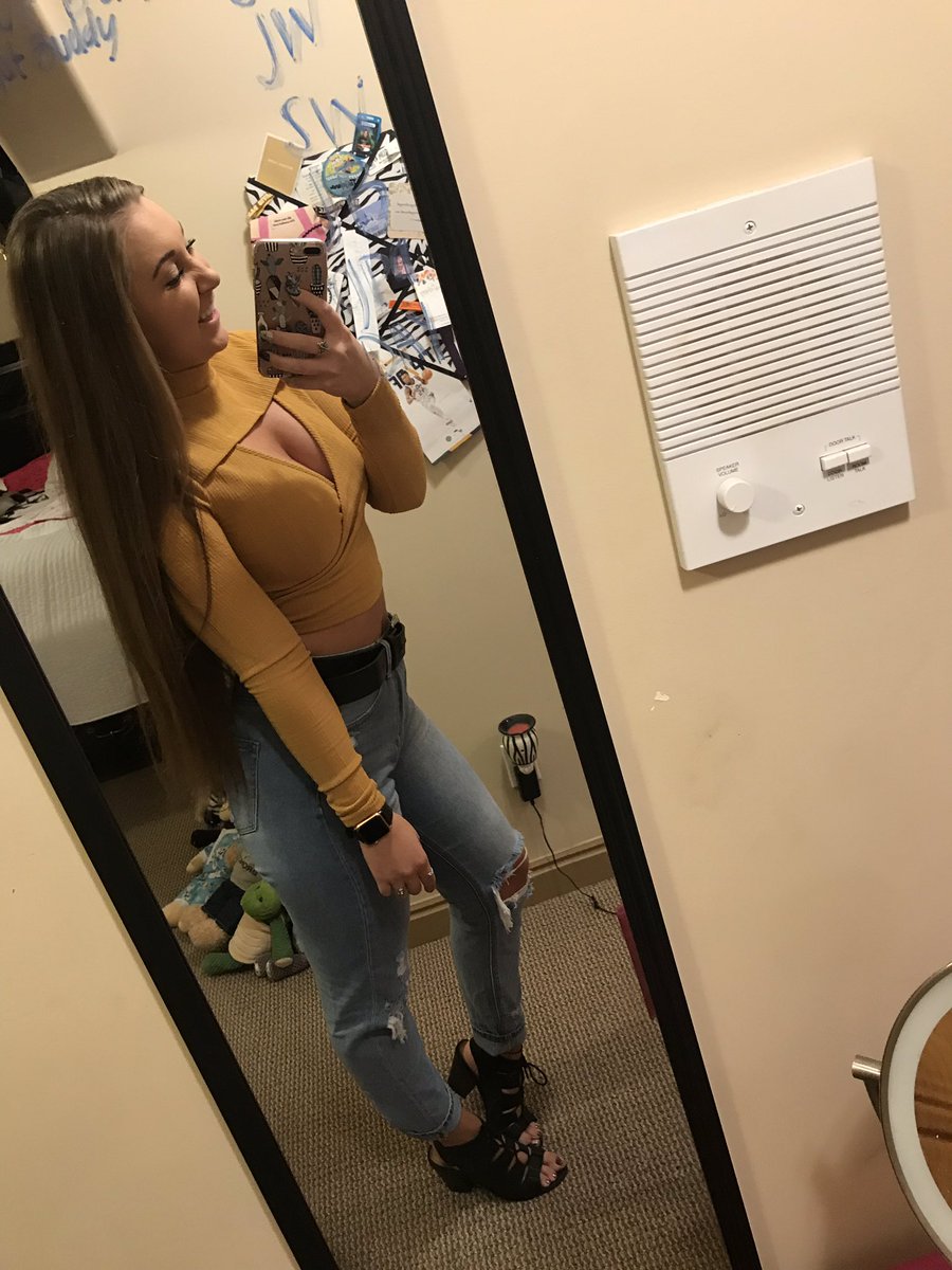 T_Money09's tweet photo. Fall time feels🌻🍂 https://t.co/2G8TV66jtl