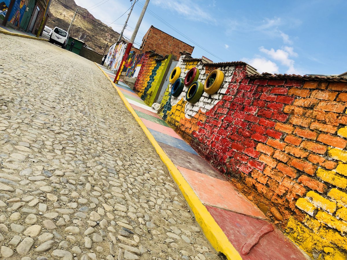 AlcaldiaLPZ's tweet photo. #ObrasParaLaPaz La Subalcaldia Zona #Sur entregó la “Calle de la “Alegría”. Construcción de aceras, arreglo del empedrado, pintado de murales y sembrado de plantines, son parte del trabajo en conjunto con la U. E. #LYNNS y los vecinos de la zona #Coqueni https://t.co/cfIPGeiGsG