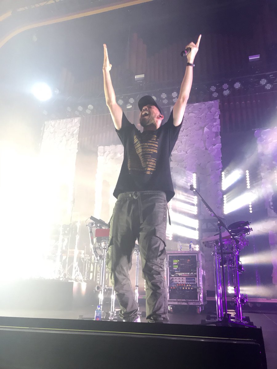 ben_kyle478's tweet photo. Some more photos of mike from last night! So much fun! @LPLive @mikeshinoda if you haven’t got your tix for a show near you YOU DO NOT WANT TO MISS THIS! It is truly aVERY special experience! Get your tix to #MonsterOutbreakTour #PostTraumaticTour https://t.co/T1NsjmYMXt