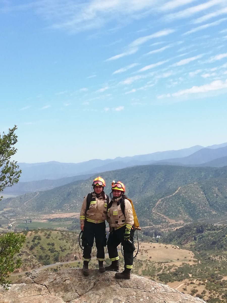 EricJon17313757's tweet photo. Esta mañana se realizó prueba física 2 bomberas de la segunda compañía de bomberos de Curacaví más de 3 km de subida con bomba de espalda y 20 litros de agua  y 3 km  de bajada sin agua https://t.co/sWAQJqcfJ3
