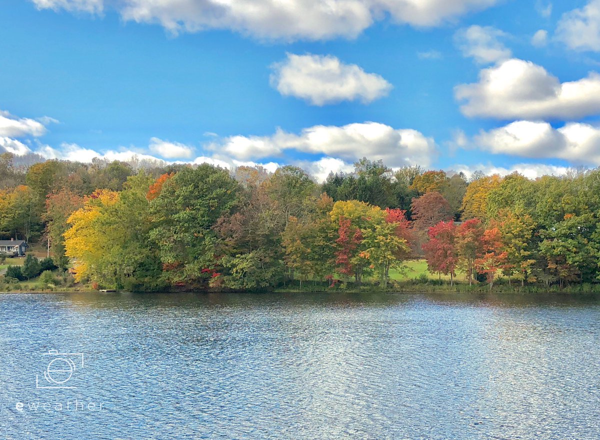 I believe this is peak #foliage week across SNE. Dull and muted colors will likely be it this year. Nice colors are few and far between. And the storm system later this weekend may finish off many of the leaves. So get out and enjoy what there is this week. 

Higganum CT 👇