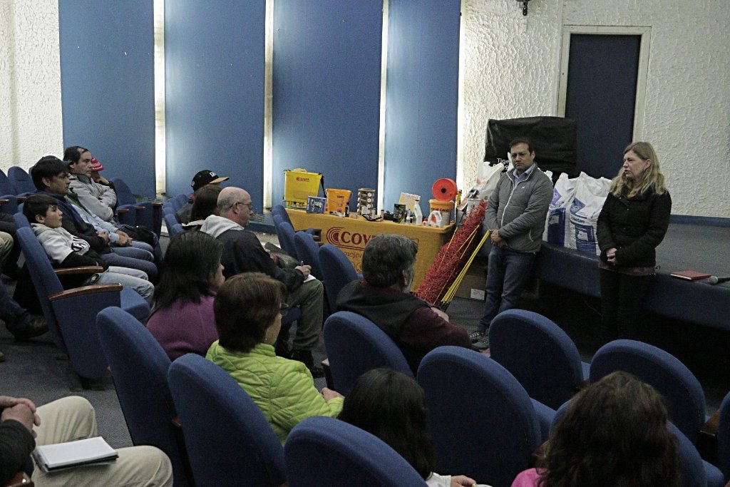 muniptovaras's tweet photo. Campesinos de la Agrupación de Productores Ovinos #PuertoVaras   recibieron concentrados para promover la incorporación de ovejas en su producción para comercializar, con el que esperamos aumenten sus ingresos familiares.

+ apoyo✅
+ agricultura familiar✅   
+ calidad de vida✅ https://t.co/UsqOzcyAzk