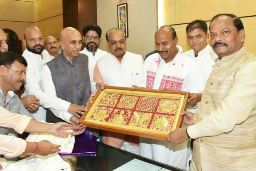 Drvirendrakum13's tweet photo. श्री@dasraghubar जी ने AIJMF के पदाधिकारियों को श्री शिखरजी महातीर्थ को जैन पूजास्थान व क्षेत्र का जैन परम्पराओं के अनुरूप विकास करने का आश्वासन भी दिया।यहाँ आने वाले तीर्थयात्रियों को सुविधाएँ उपलब्ध कराने के बारे में भी झारखण्ड सरकार गम्भीरता से विचार करेगी।
#PadharoShikharji https://t.co/gQetzbk6mK