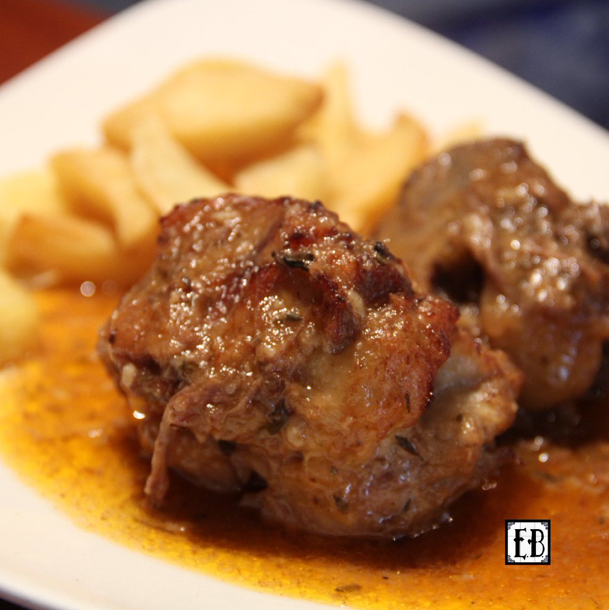 restbecerra's tweet photo. Entre nuestros platos estrella, está este delicioso rabo de toro guisado y acompañado con guarnición de #patatas artesanas. ¡Ven a probarlo! 🍴😉

https://t.co/twnkne0U5N

#EnriqueBecerra #RestauranteEnriqueBecerra 
#Tapas #Gastronomía #Sevilla https://t.co/aGEjwOYPLA