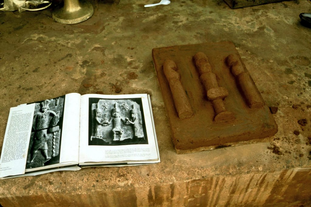 osaze_amadasun's tweet photo. Brass Casting in Benin.
📸 Joseph Nevadomsky.
#brasscasting #igunstreet #sculpture #brass #beninbronze #beninkingdom #edostate https://t.co/pStTROI2bU