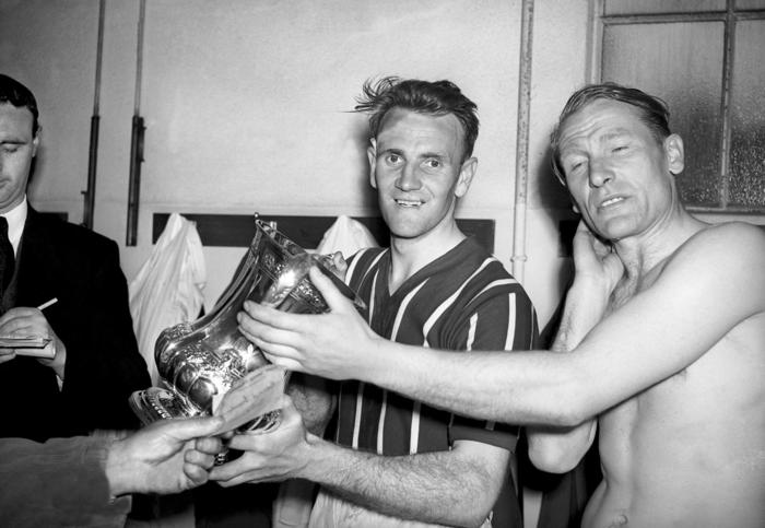 FootballMuseum's tweet photo. Breaking one's neck for the team: a cliché in all cases bar this one. 🤕

Born #OnThisDay, @ManCity's Bert Trautmann. A man who literally broke his neck in an FA Cup final, but played the final 17 minutes to ensure the Citizens' victory. 

Brave doesn't come close. #NFMHallOfFame https://t.co/HDqiFRmnwE