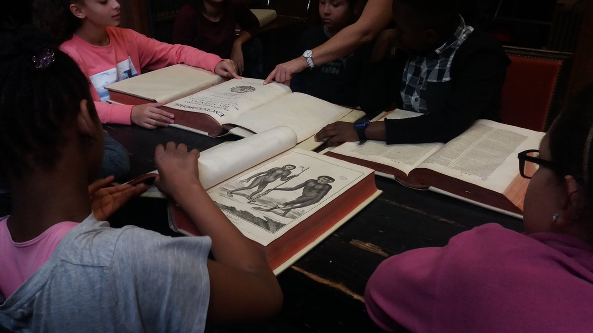CMemoires's tweet photo. En ce moment découverte de l'Encyclopedie originale de Diderot et d'Alembert aux @ArchivesnatFr par les enfants de l'@asso4ce. On en prend plein les yeux ! #carrefourdesmemoires #4chemins https://t.co/z89AiiBLb1