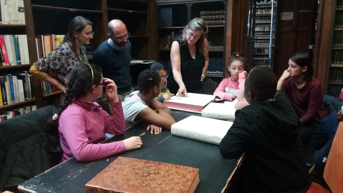 CMemoires's tweet photo. En ce moment découverte de l'Encyclopedie originale de Diderot et d'Alembert aux @ArchivesnatFr par les enfants de l'@asso4ce. On en prend plein les yeux ! #carrefourdesmemoires #4chemins https://t.co/z89AiiBLb1