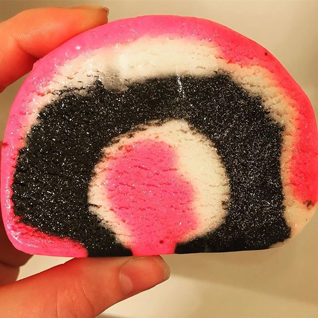 BlueKyAlchemist's tweet photo. This bubble bar from @hickoryridgesoaps was awesome! Its so GLITTERY! My tub was filled with copious amounts of bubbles (sorry no pic of that) and I definitely didn’t have to use the whole bar... but I did anyway! Also, black raspberry scented, so good. #bubbles #allthebubbl… https://t.co/faJDfGeNGS