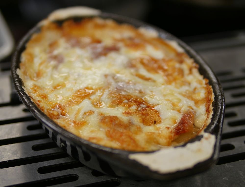 Lon_Unattached's tweet image. Delicious - I went to the @cordonbleulondon with @ParmaHamUK to learn how to #cookwithparmaham - and it was so good I'm sharing the recipe for potato and parma ham gratin with you! buff.ly/2yMcfYg - less than an hour cooking!