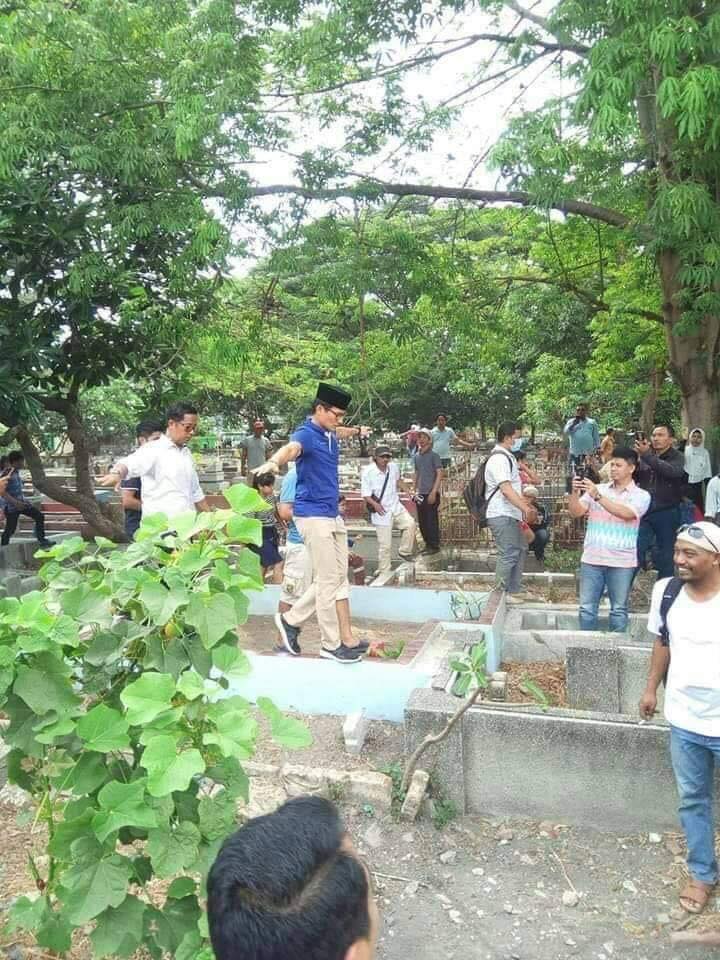 Pohonnya rindang banget. Tempatnya teduh. Pasti sejuk semilir angin kalo duduk-duduk di situ. Mungkin juga akan ada suara jangkrik mengembek. 🙃

Kriiik,...Kriiik,...Kriiik,...