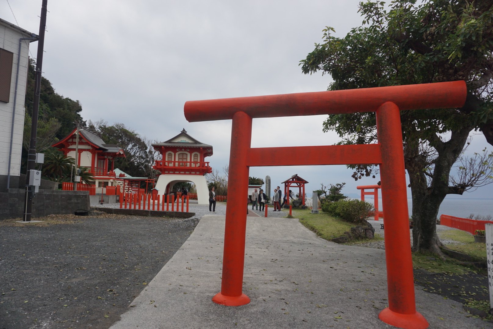 伊穂明 竜宮神社 鹿児島県指宿市に鎮座 浦島太郎の言い伝えのある 長崎鼻って岬にあります 祭神は豊玉姫 乙姫様 竜宮城をイメージした社殿は 下関の赤間神宮に結構似てる 社務所はなく 御朱印は神社から一番近いお土産屋さんで頂けます 伊穂明 竜宮神社 鹿児島県指宿市に鎮座 浦島太郎の言い伝えのある 長崎鼻って岬にあります 祭神は豊玉姫 乙姫様 竜宮城をイメージした社殿は 下関の赤間神宮に結構似てる 社務所はなく 御朱印は神社から一番近いお土産屋さんで頂けます