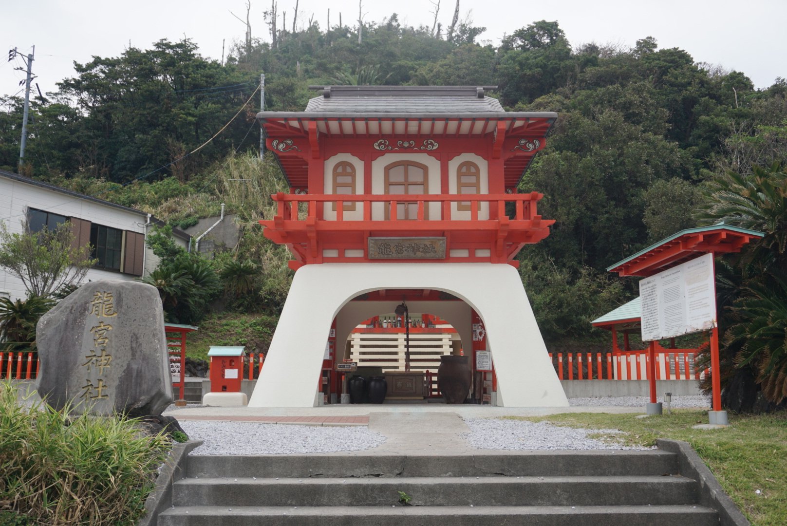 伊穂明 竜宮神社 鹿児島県指宿市に鎮座 浦島太郎の言い伝えのある 長崎鼻って岬にあります 祭神は豊玉姫 乙姫様 竜宮城をイメージした社殿は 下関の赤間神宮に結構似てる 社務所はなく 御朱印は神社から一番近いお土産屋さんで頂けます