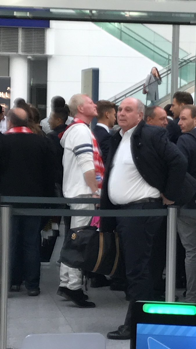 siemsalabimm's tweet photo. Entspannt, sieht anders aus. Uli Hoeneß auf dem Weg nach Athen mit dem FC Bayern, am Münchner Flughafen. Sagen wollte er nichts. @BRsport https://t.co/RG1N9shbgF