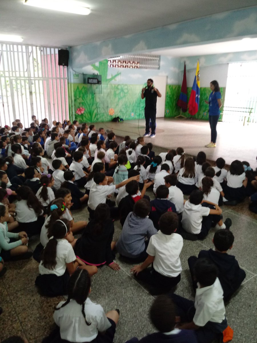 sedejuanito's tweet photo. Nuestros chicos de 3ero, 4to y 5to disfrutando de una charla patrocinada por La Mega sobre El Emprendimiento "Cosas que podemos hacer para mejorar nuestro país" @colegiojuan23 https://t.co/bF2zxTIT9j