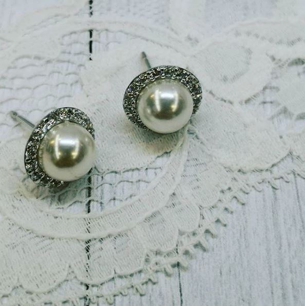 Stunning semi circle pearls for the modern bride from our Diamonfire UK collection.

Shop now: geckojewellery.com/white-shell-pe…

#geckojewellery #diamonfirelove #sparkle #shine #bridaljewellery #bridal #weddingjewellery #weddingday #bride #bridetobe #pearlearrings #pearls #pearljewellery