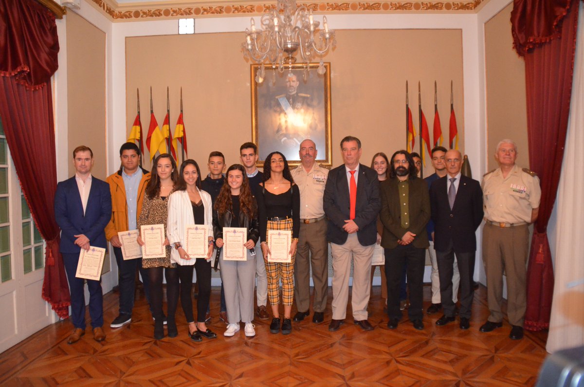 COMGEMEL_ET's tweet photo. En el Salón del Trono de la #COMGEMEL, el #COMGE entregó los Premios Ejército, modalidad Enseñanza Escolar en su categoría Regional.
Enhorabuena al IES Juan A Fernández Pérez y al CEIP Enrique Soler.
@IESHuertaSalama @ColegioESoler https://t.co/HmhQCS9pZo