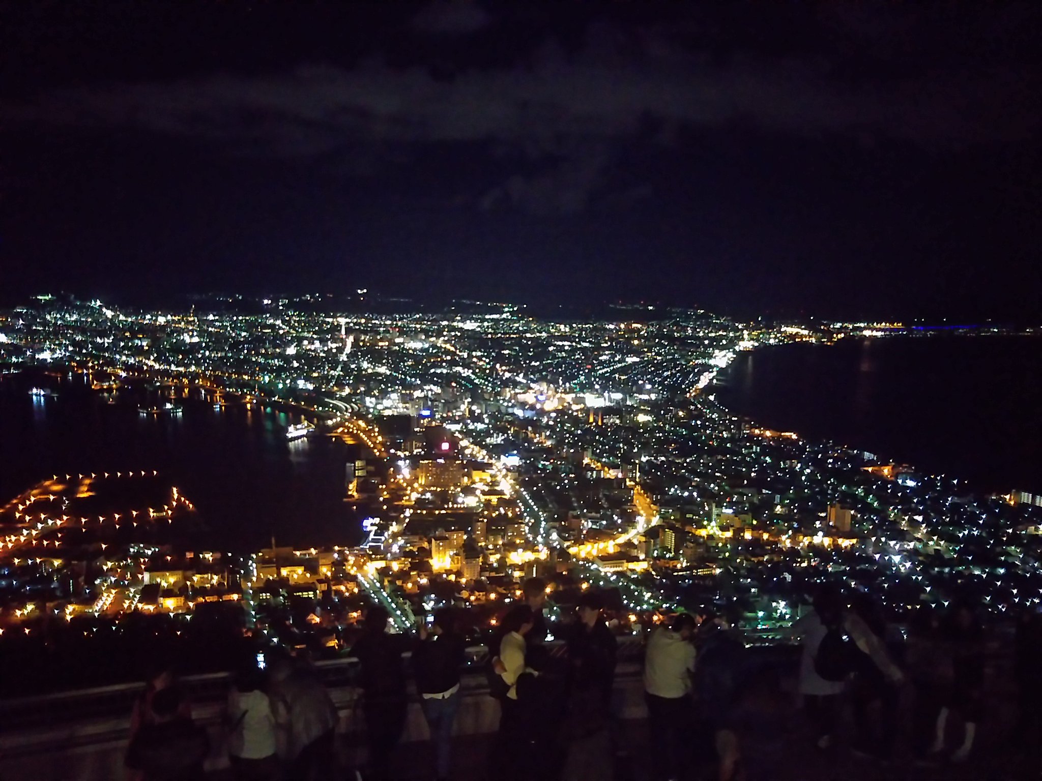 なにびと 遂に 函館山からの夜景を観てきましたよ やはり綺麗ですね 遠くの灯りがユラユラと揺れるのが印象的でした あれは写真や半端な映像では写せない 肉眼でしか見られない光景だな T Co Sl81yfgj6n Twitter