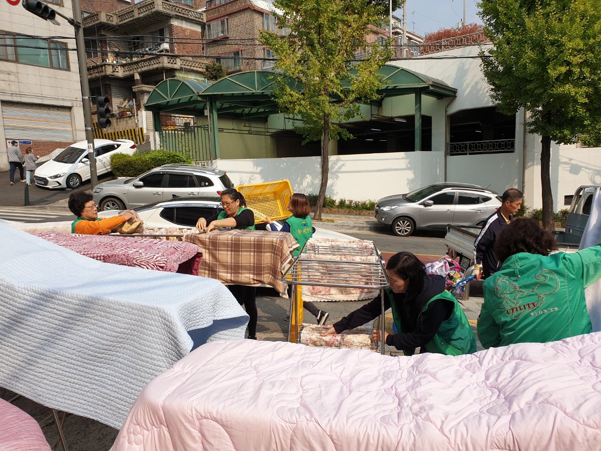 bada08312's tweet image. 수진1동 새마을부녀회에서
복지사각지대 홀몸어르신 이불을
세탁해 주셨습니다~~

통장님들이 함께 봉사해 주셨습니다~

나눔으로 행복한 #수진1동